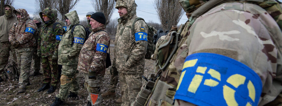 Добровольців ТрО просять здати зброю та зайнятися відновленням міст