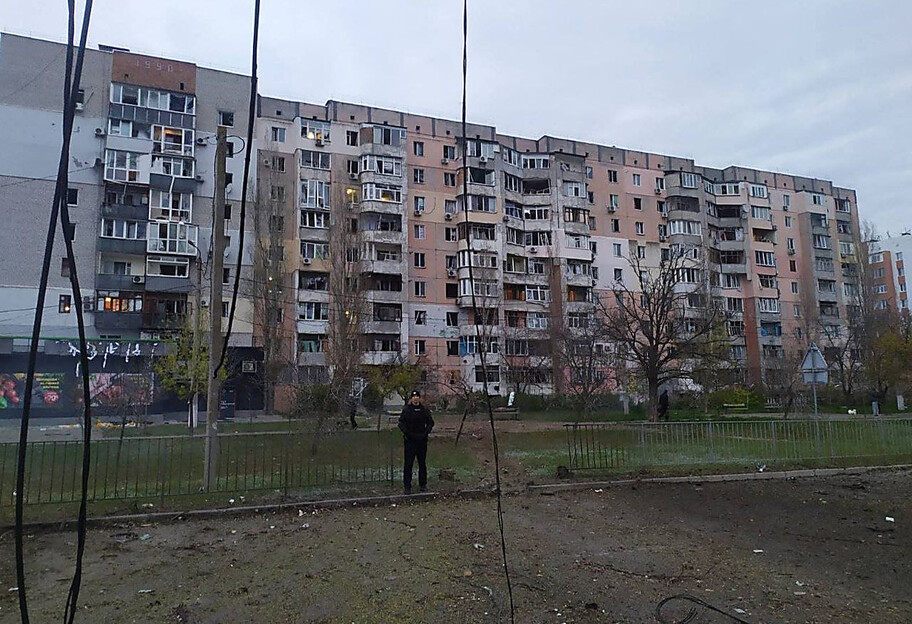 Обстріли в Миколаєві - росіяни ракетою знищили кафе та пошкодили будинки - фото 1