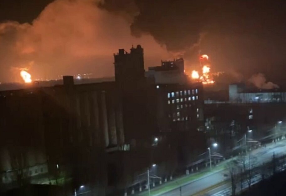 Пожар в Брянске - горит узел нефтепровода, ракетный арсенал, повреждена железная дорога - видео - фото 1