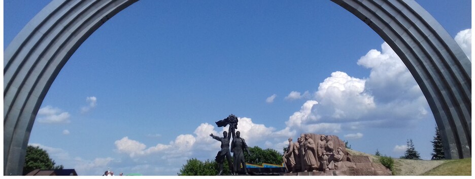 У Києві почали зносити монумент під Аркою дружби народів (відео)