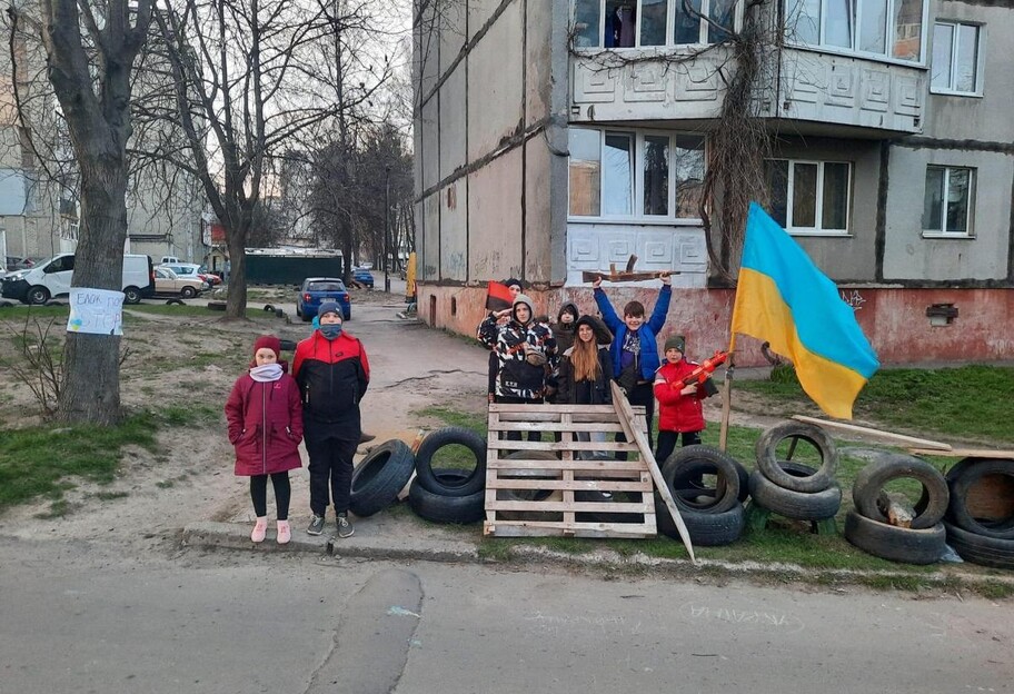 Дети организовали блокпост в Хмельницкой области – враг не пройдет – видео - фото 1