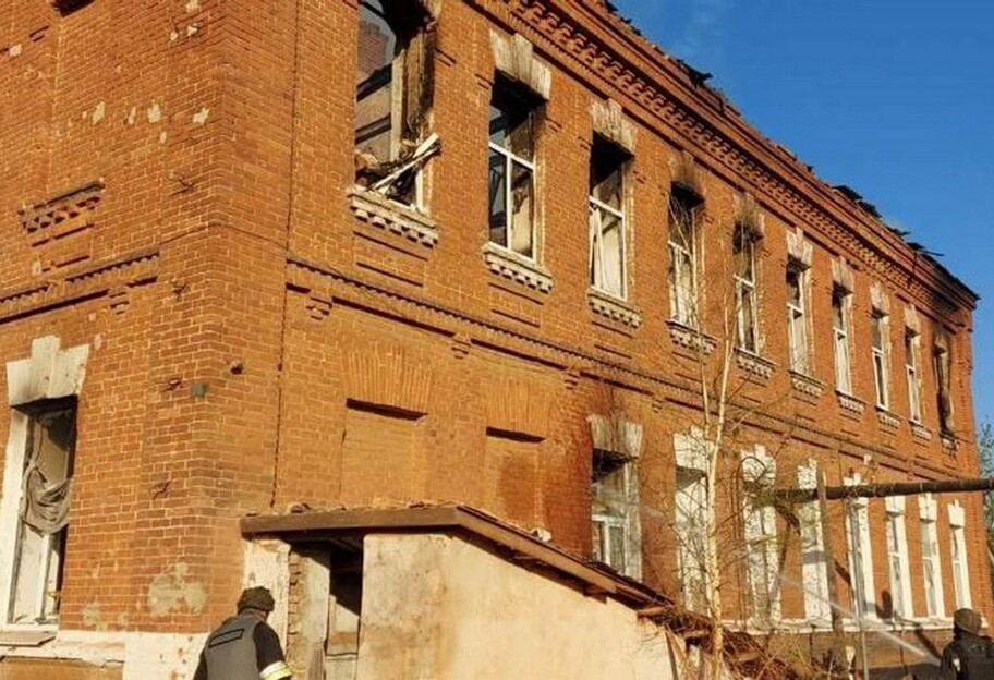 Обстрелы в Харьковской области - РФ ударила по 112-летней школе - фото - фото 1