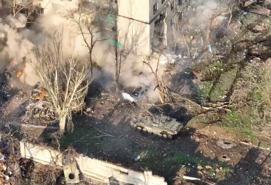 В Мариуполе солдаты РФ из танка расстреляли дом с людьми, фото и видео  - фото 1