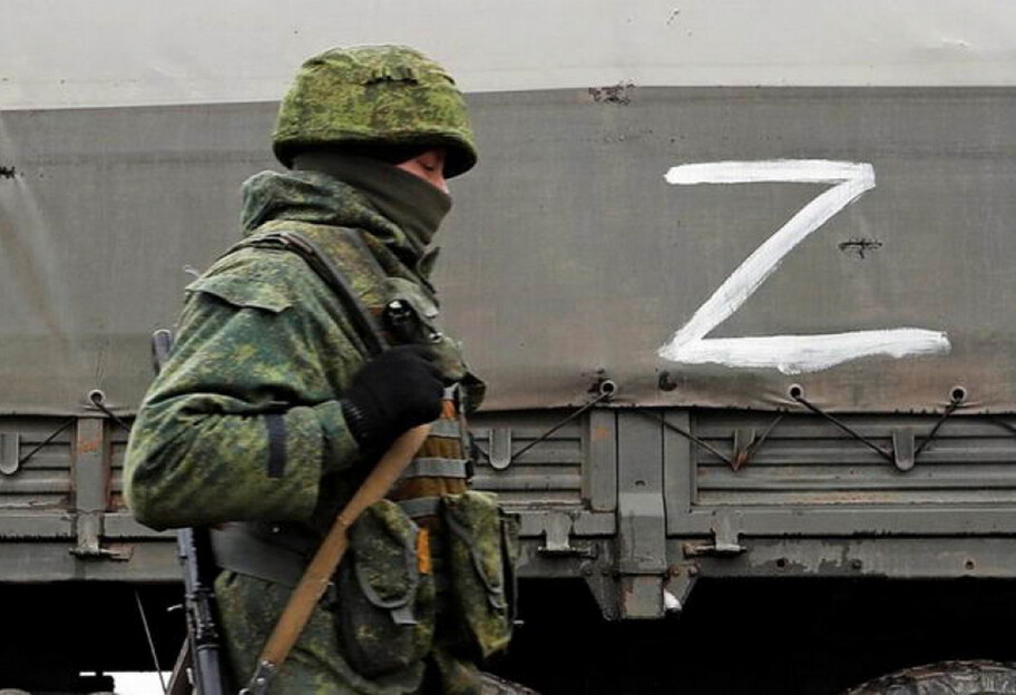 Мародерство россиян в Украине - оккупанты вывозят оружие с боеприпасами - фото 1