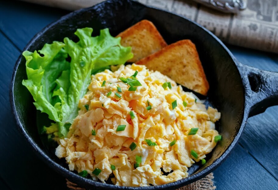Яйця-скрембл із свіжим салатом - покроковий рецепт - фото 1