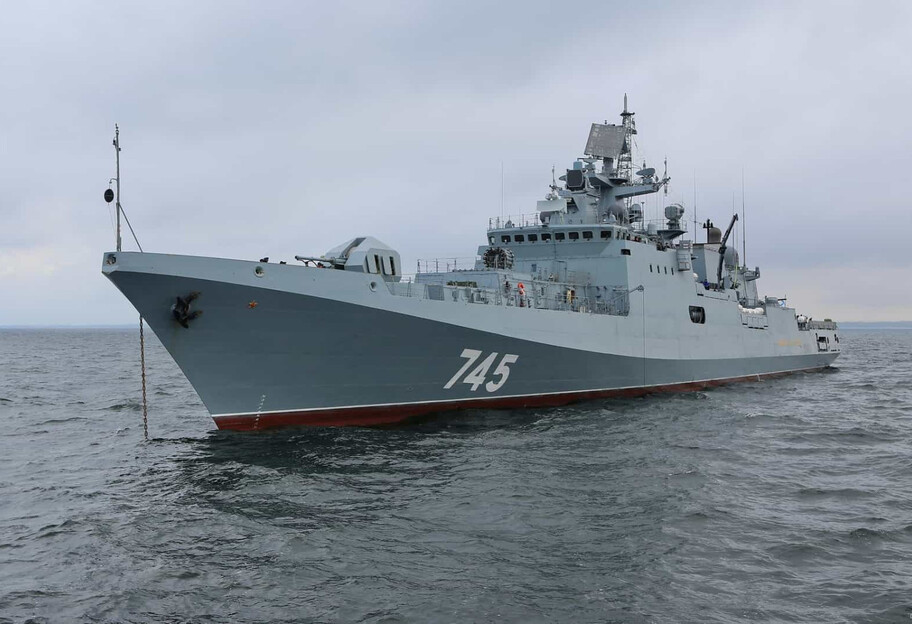 Російський військовий корабель горить біля острова Зміїний - фото 1