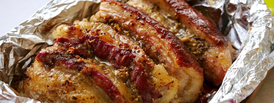 Виходить смачніше ніж м'ясо: рецепт запеченого сала в духовці (відео)