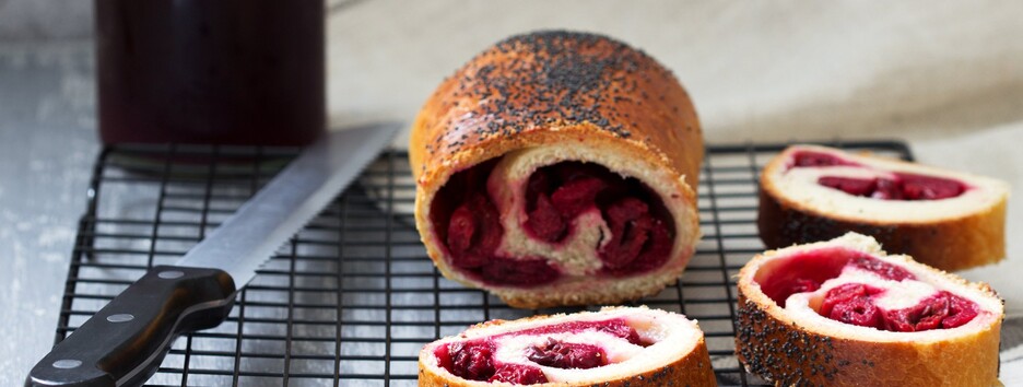 Рецепт, який завжди виручить: готуємо вишневий рулет з маком