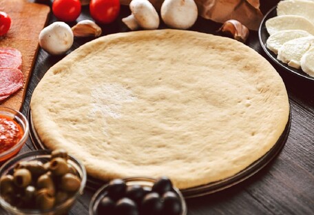 Тонкое и хрустящее: как приготовить тесто для настоящей пиццы