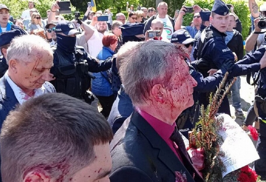 Сергея Андреева облили краской в Варшаве - 9 мая посла РФ обозвали фашистом - видео - фото 1