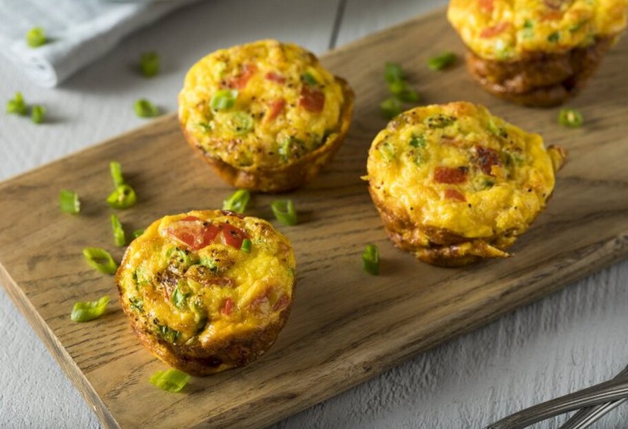 Яєчні кекси з овочами – покроковий рецепт страви на сніданок - фото 1