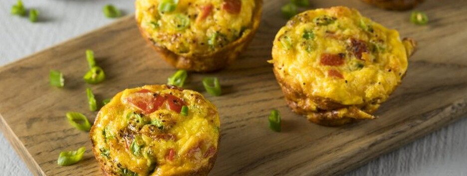 Идея для сытного завтрака: рецепт яичных кексов с овощами
