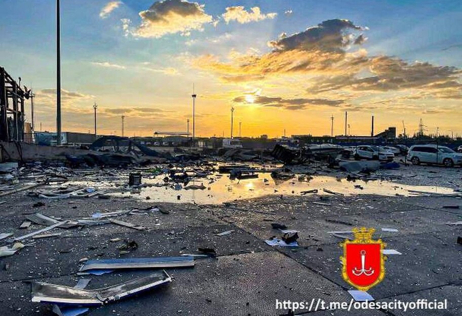 Ракетні удари по Одесі - окупанти потрапили до ТРЦ та складу продукції - фото - фото 1