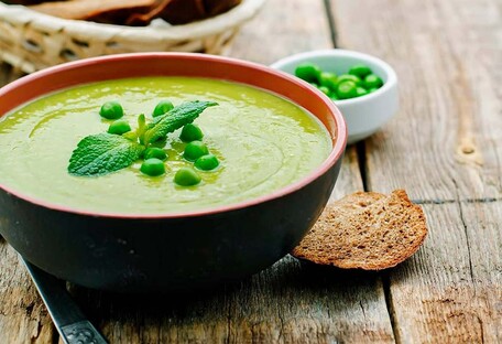 Освежающий обед: рецепт легкого супа с мятой и зеленым горошком 