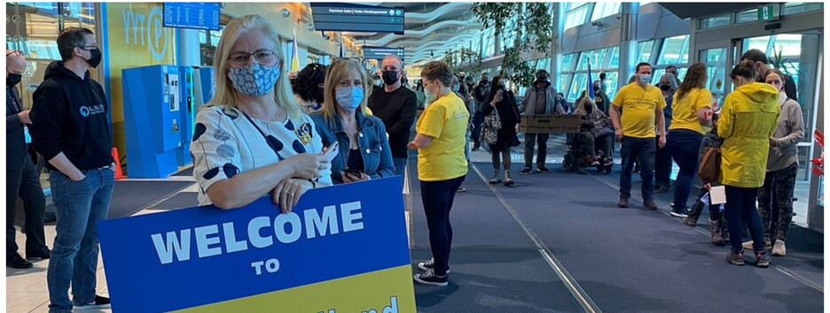 В Канаде приземлился первый самолет с украинскими беженцами (видео)