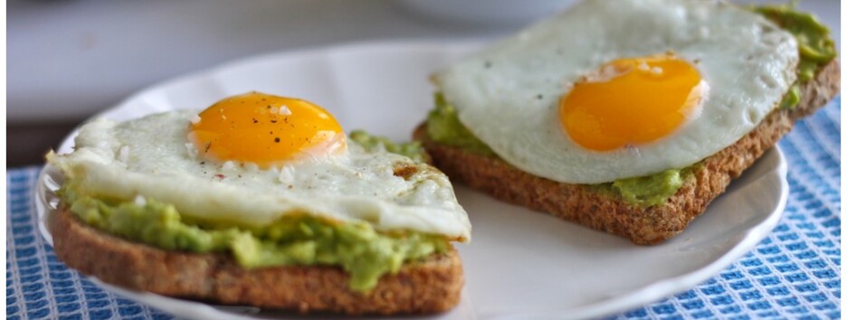 Вегетарианский завтрак: тост с нежным авокадо и яйцом