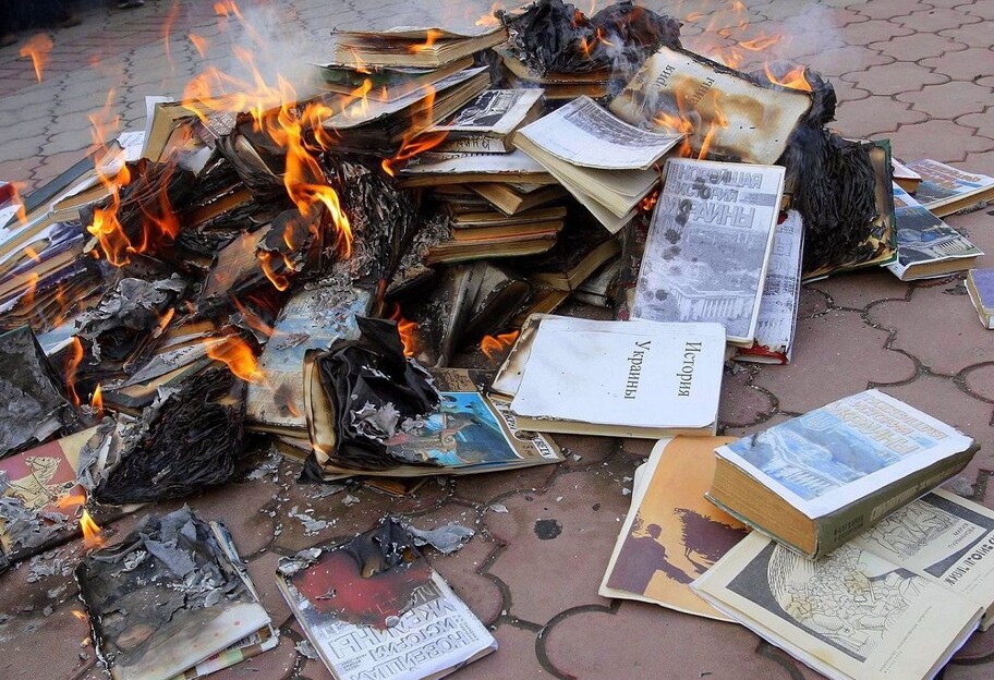 Оккупанты в Украине жгут украинские книги и рушат библиотеки  - фото 1