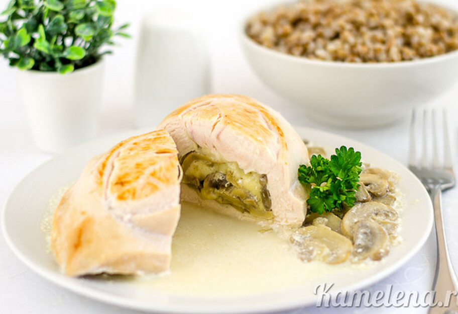Куриное филе с грибами и сыром - пошаговый рецепт нежного и сочного блюда - фото 1