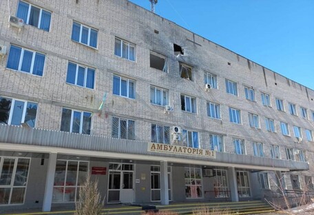 Окупанти обстріляли лікарню у Сєвєродонецьку: поранено 9 людей (відео)
