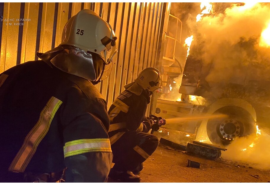 Пожар в Киеве 16 мая - в Оболонском районе сгорел автомобиль Renault, DAF поврежден - фото - фото 1