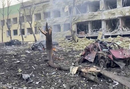 "Цинізм російської армії": у Маріуполі окупанти розбирають завали знищеного пологового будинку (відео)