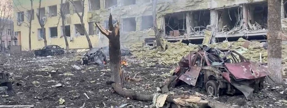 "Цинізм російської армії": у Маріуполі окупанти розбирають завали знищеного пологового будинку (відео)