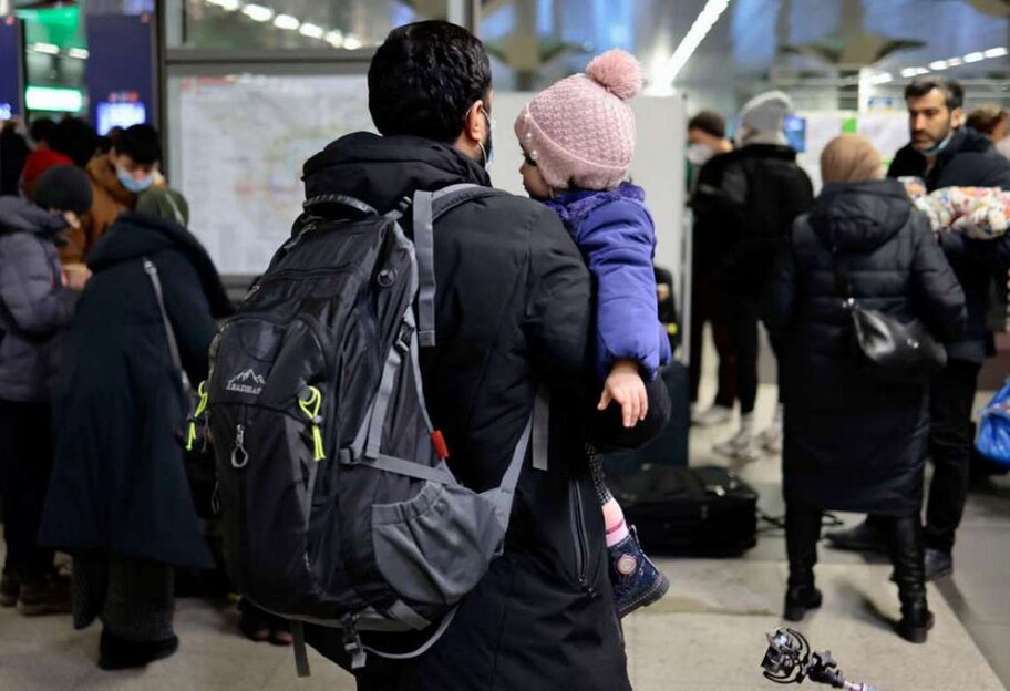 Выезд за границу – каким мужчинам разрешено выезжать из Украины - фото 1