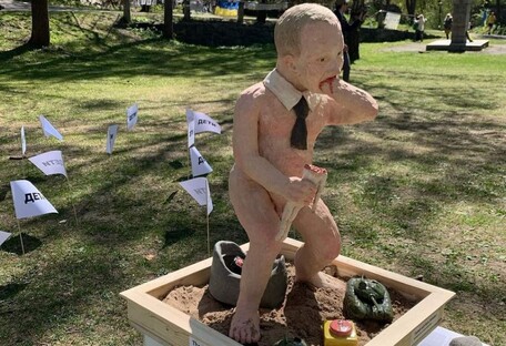 "Царь и его игрушки": возле посольства РФ в Швеции выставили скульптуру диктатора (фото)