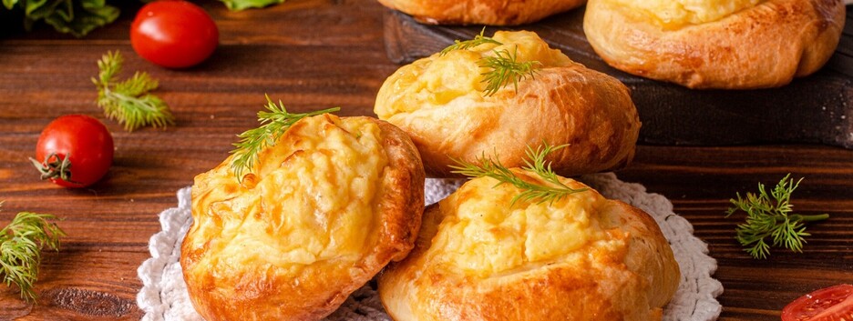 Сытный завтрак: рецепт картофельных ватрушек с грибами