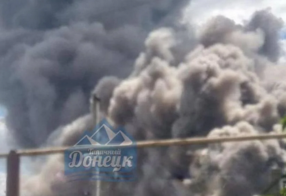 Обстрелы в Бахмуте - оккупанты ударили по заводу Кнауф - видео пожара - фото 1