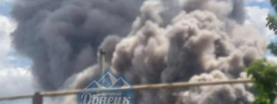 Россияне ударили по Бахмуту: на заводе Knauf произошел пожар (видео)