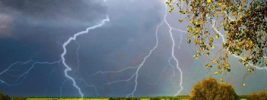 Грозы, шквальный ветер и скачки давления: погода на выходных 21-22 мая в Украине