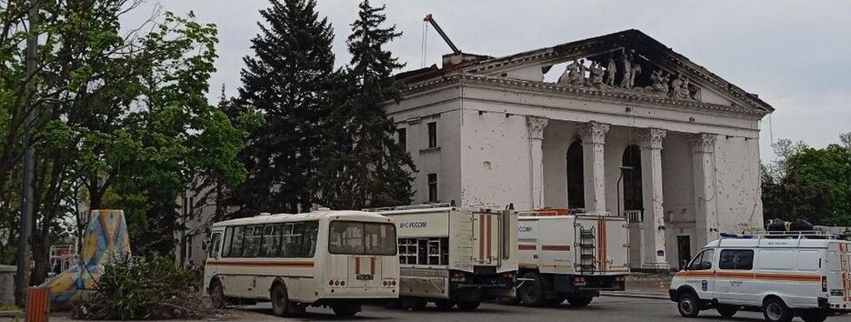 Оккупанты в Мариуполе разбирают завалы Драмтеатра: тела вывозят за город 