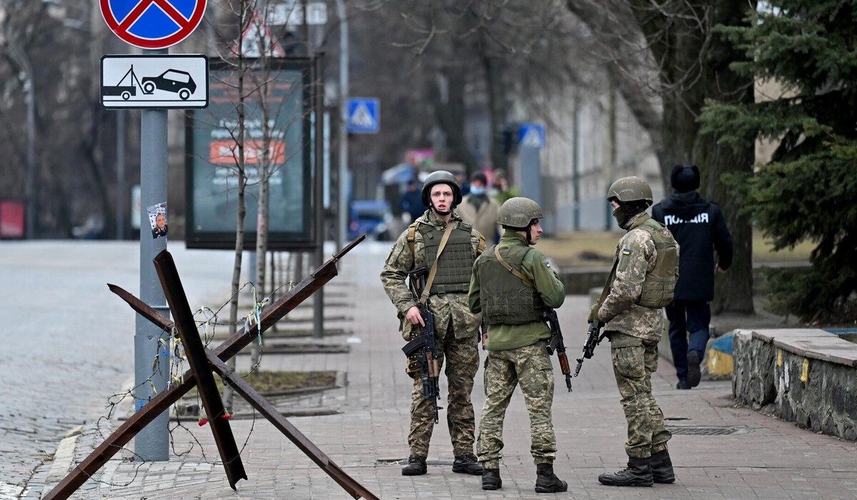 В Україні продовжили військовий стан до серпня фото