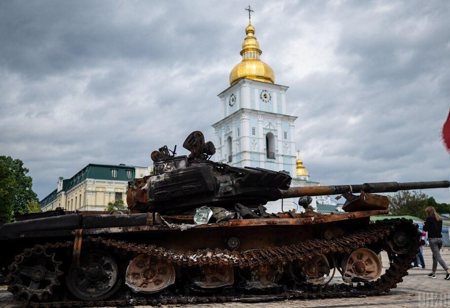 Знищена техніка росіян - у Києві показали спалений танк та БМД-4 - фото 1