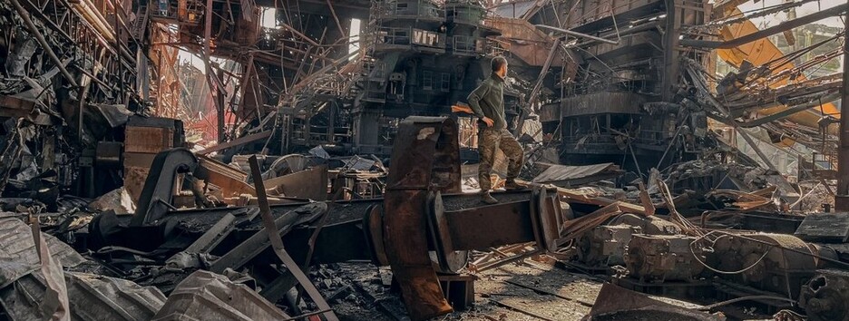 Разрушенную "Азовсталь" показали с дрона: процветающий завод превратился в руины (видео) 