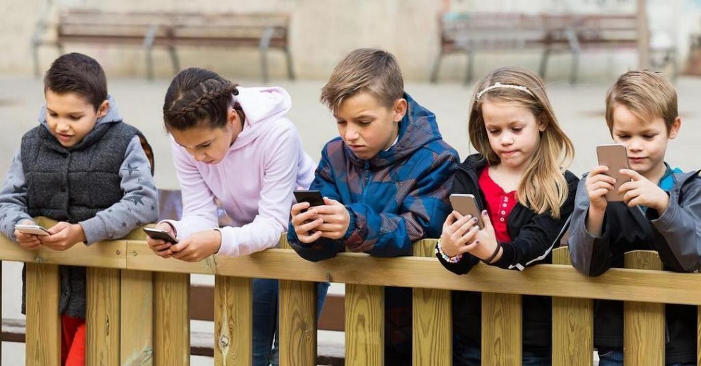 Сдавали позиции через игры в смартфоне: РФ вербует украинских детей 