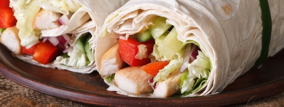 Завтрак по-летнему: рецепт рулета из лаваша с курицей и овощами