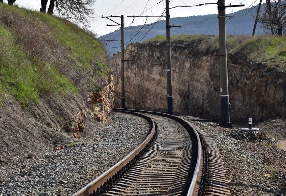 Окупанти хочуть повернути залізничне сполучення Донбасу з Кримом - фото 1