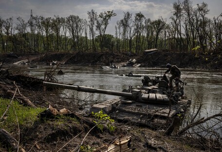 Взорванные танки и остатки тел: как выглядит неудавшаяся переправа россиян через Северский Донец 