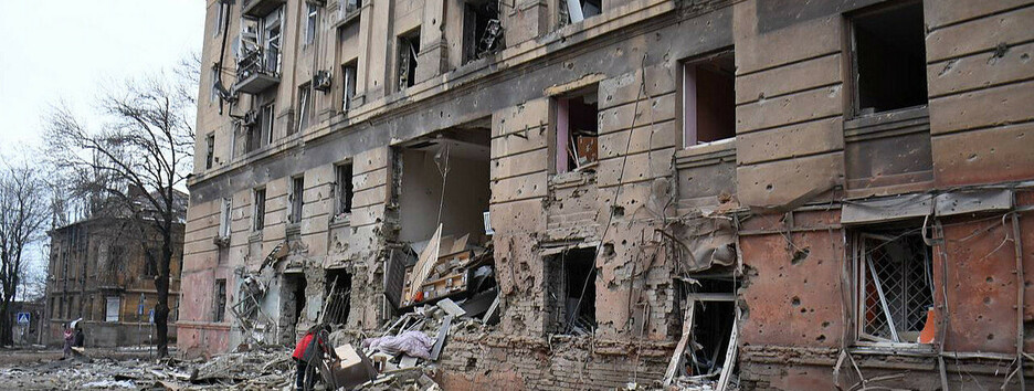 В Мариуполе из-под завалов завода 