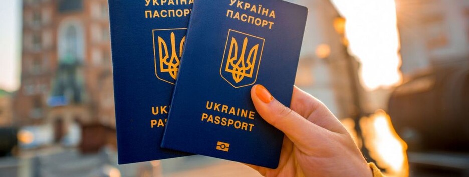 Украинским беженцам рассказали, как оформить загранпаспорт за рубежом