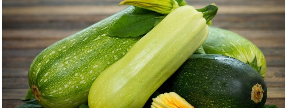 Сытный и полезный: рецепт салата из цукини, перца и нута 