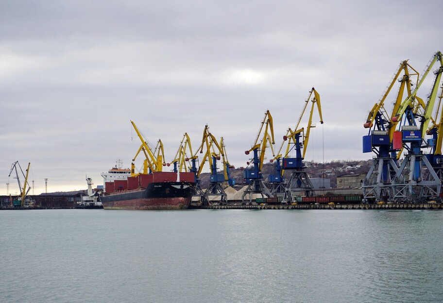 Мародерство РФ в Украине - оккупанты воруют в порту металлопрокат - фото 1