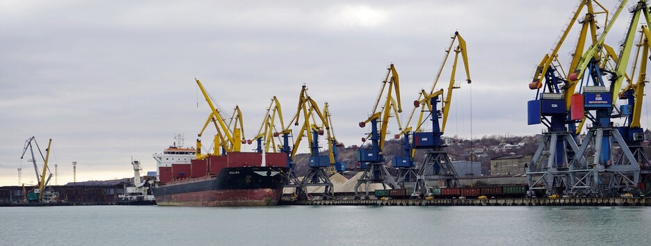 Вже навіть ніхто не ховається: Росія мародерит в порту Маріуполя