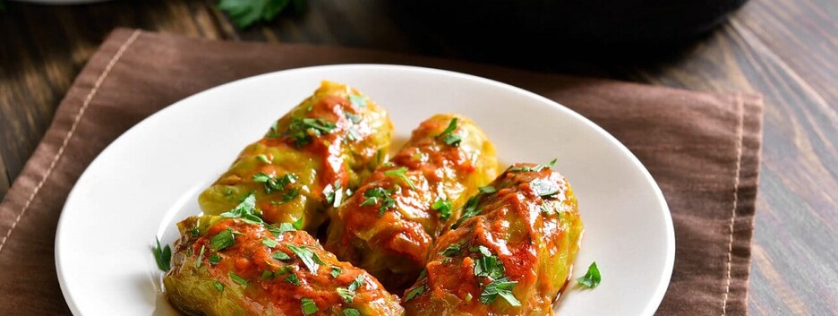 Классика на новый лад: рецепт запеченных голубцов в томатном соусе