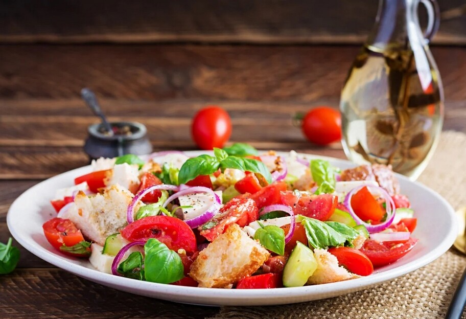Салат із черствим хлібом та овочами - покроковий рецепт італійської страви - фото 1
