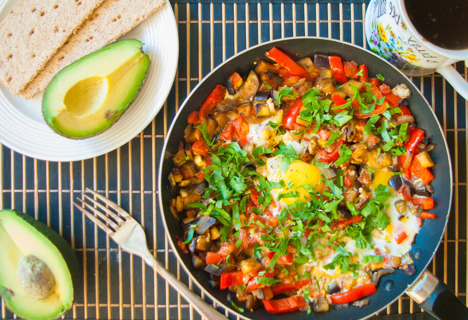 Яичница с картофелем и овощами в духовке - пошаговый рецепт завтрака  - фото 1