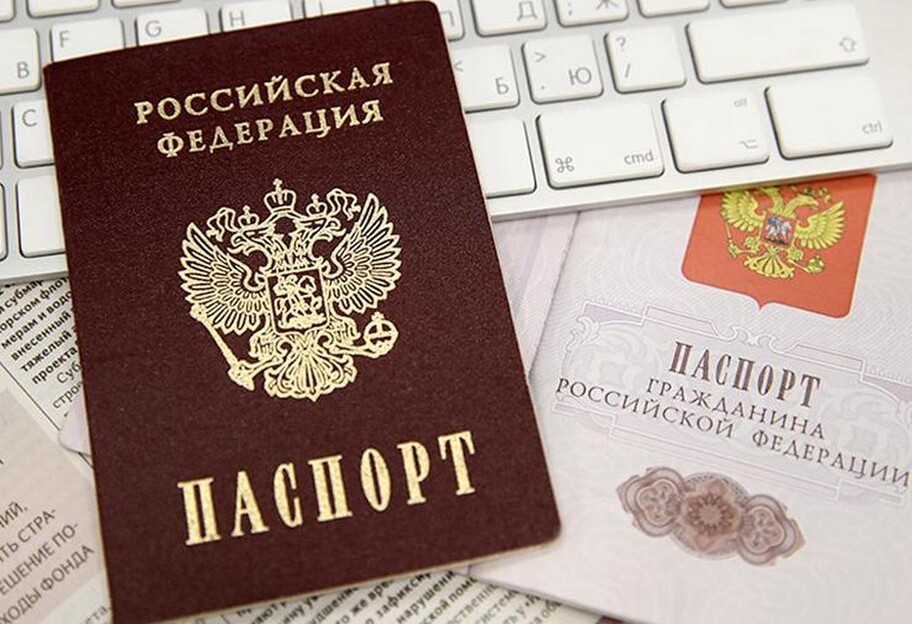 Жителям Мариуполя раздают паспорта России с регистрацией в Донецке  - фото 1