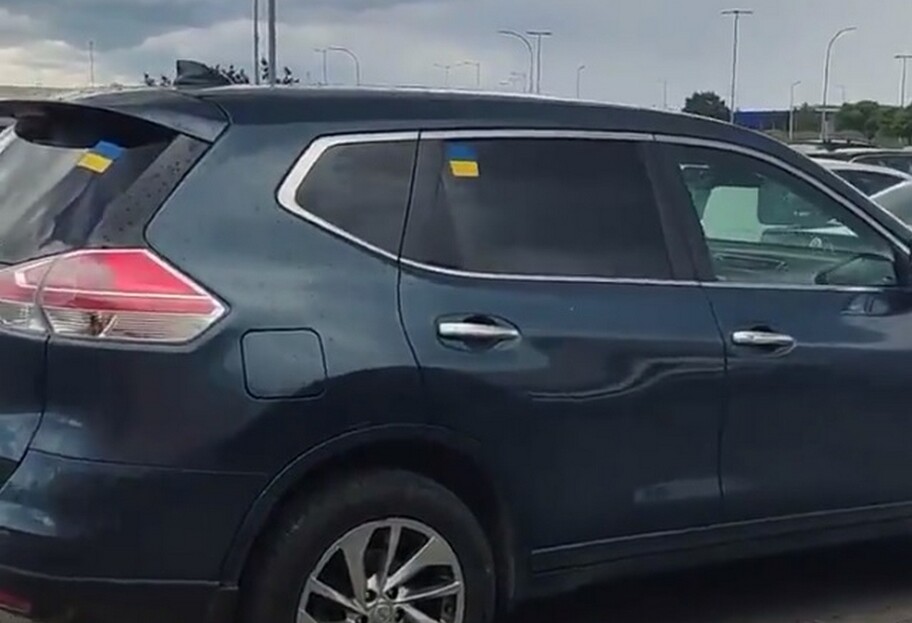Росіяни у Польщі приховують номери авто та клеять прапор України, фото, відео - фото 1